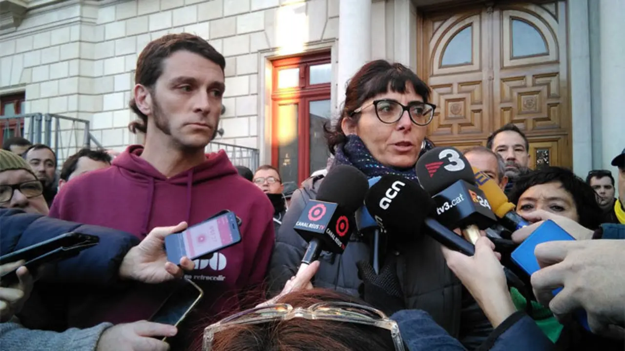 Oriol Ciurana y Marta Llorens ante el Ayuntamiento de Reus./ @cupnacional (Twitter)