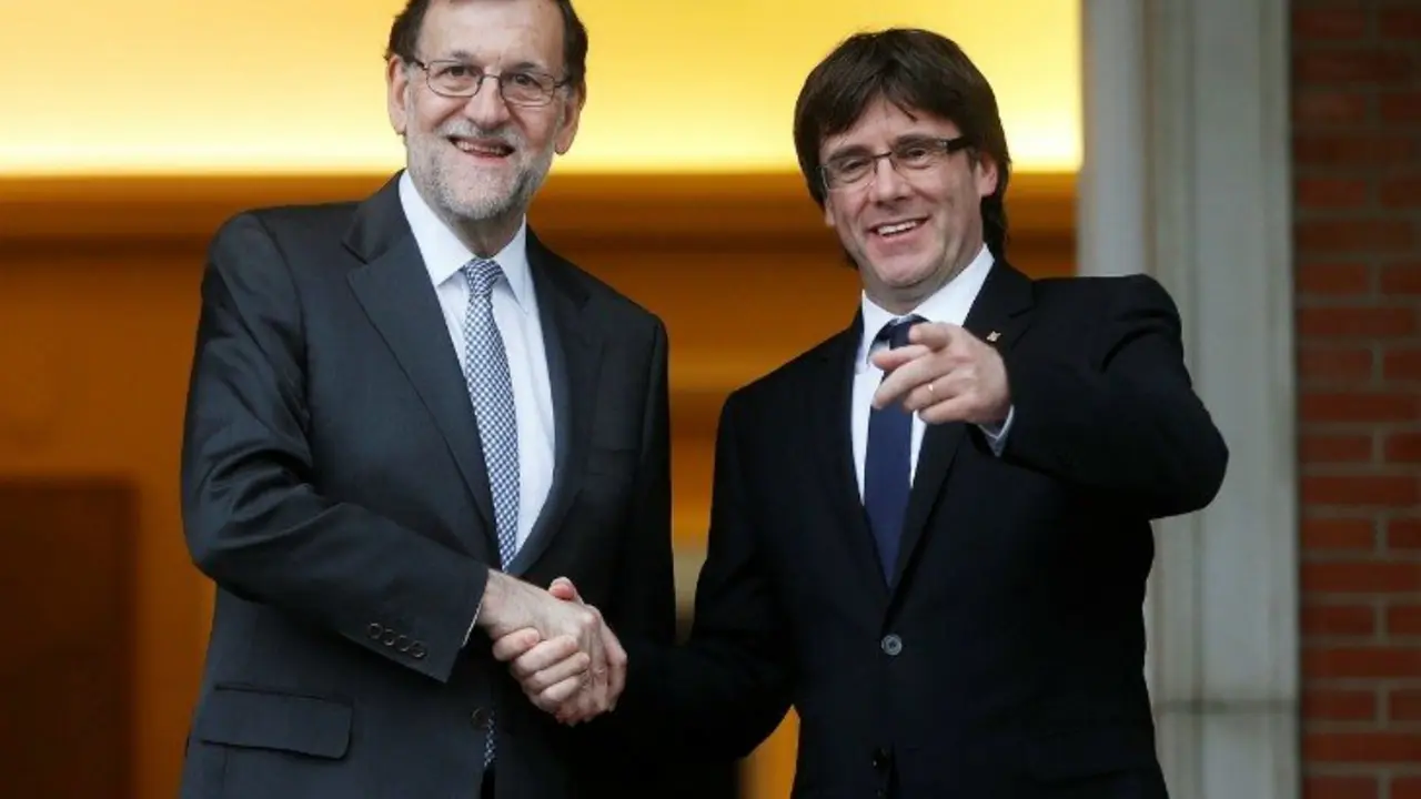 Mariano Rajoy, jefe de Gobierno de Espa&ntilde;a y Carles Puigdemont, expresidente de Catalu&ntilde;a. irishtimes.com