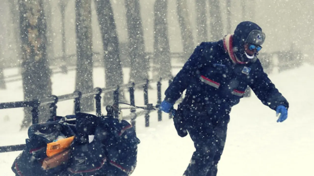 Hombre caminando en la fr&iacute;a tormenta de nieve. RR SS.
