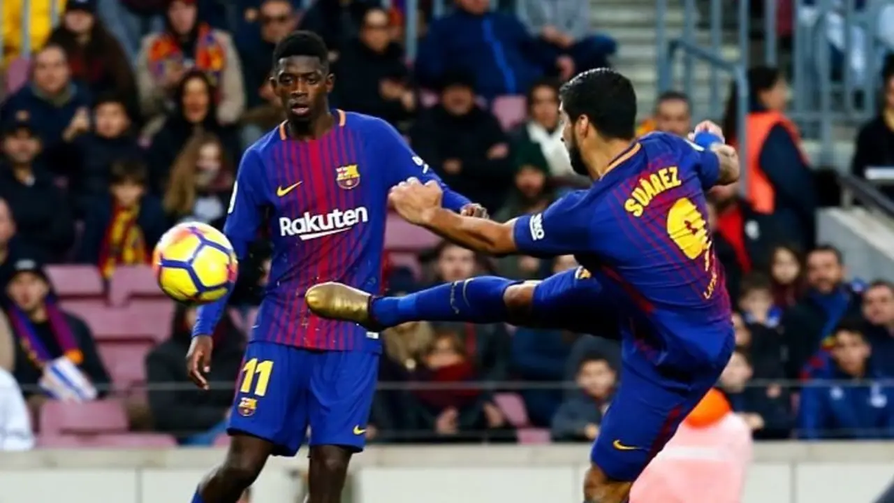 Luis Su&aacute;rez, rematando a gol