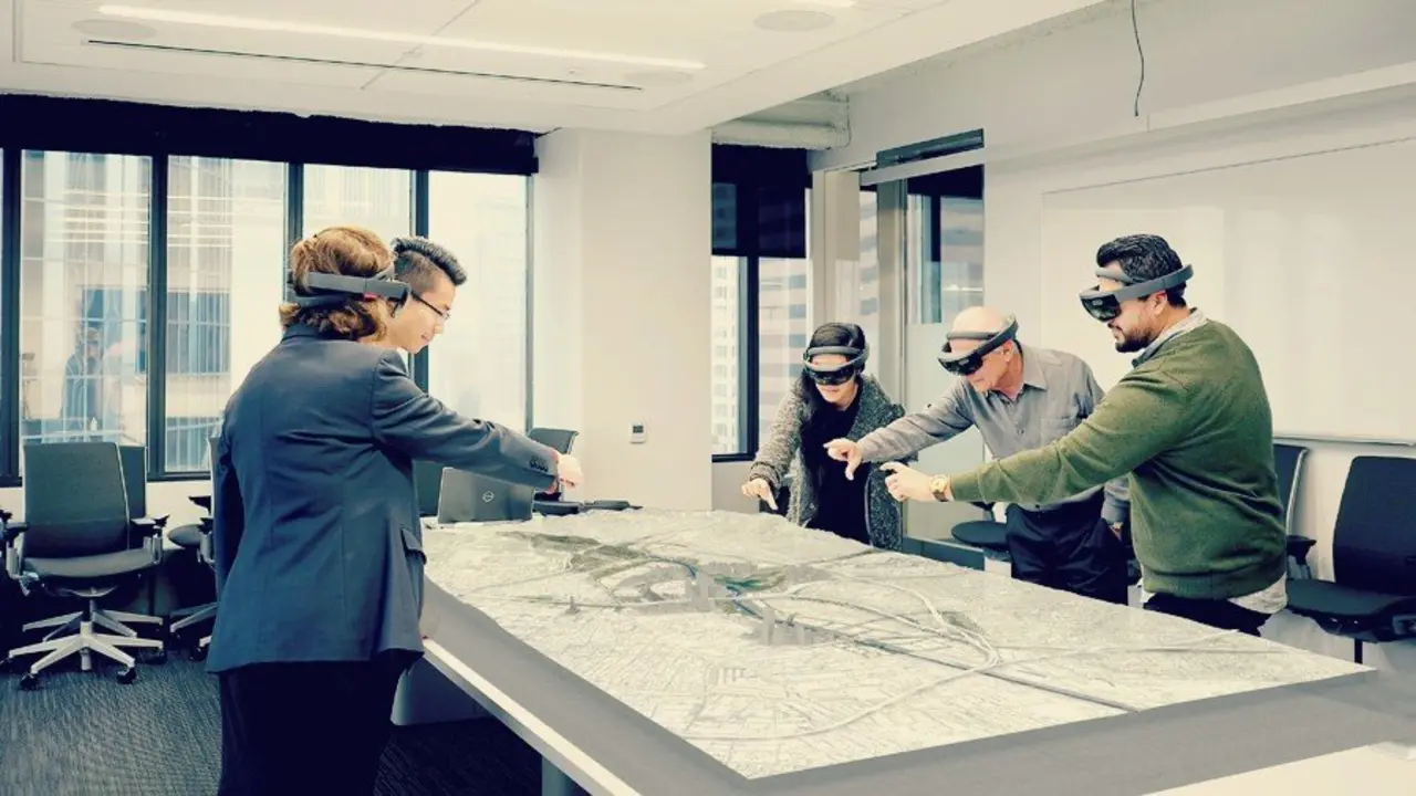 Un grupo de personas trabajando con realidad virtual. metropolismag.com