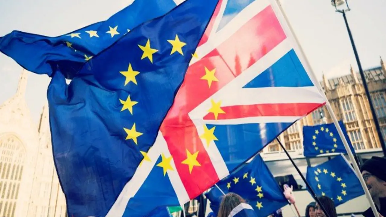 Bandera de la Uni&oacute;n Europea y Reino Unido. / Bloomberg