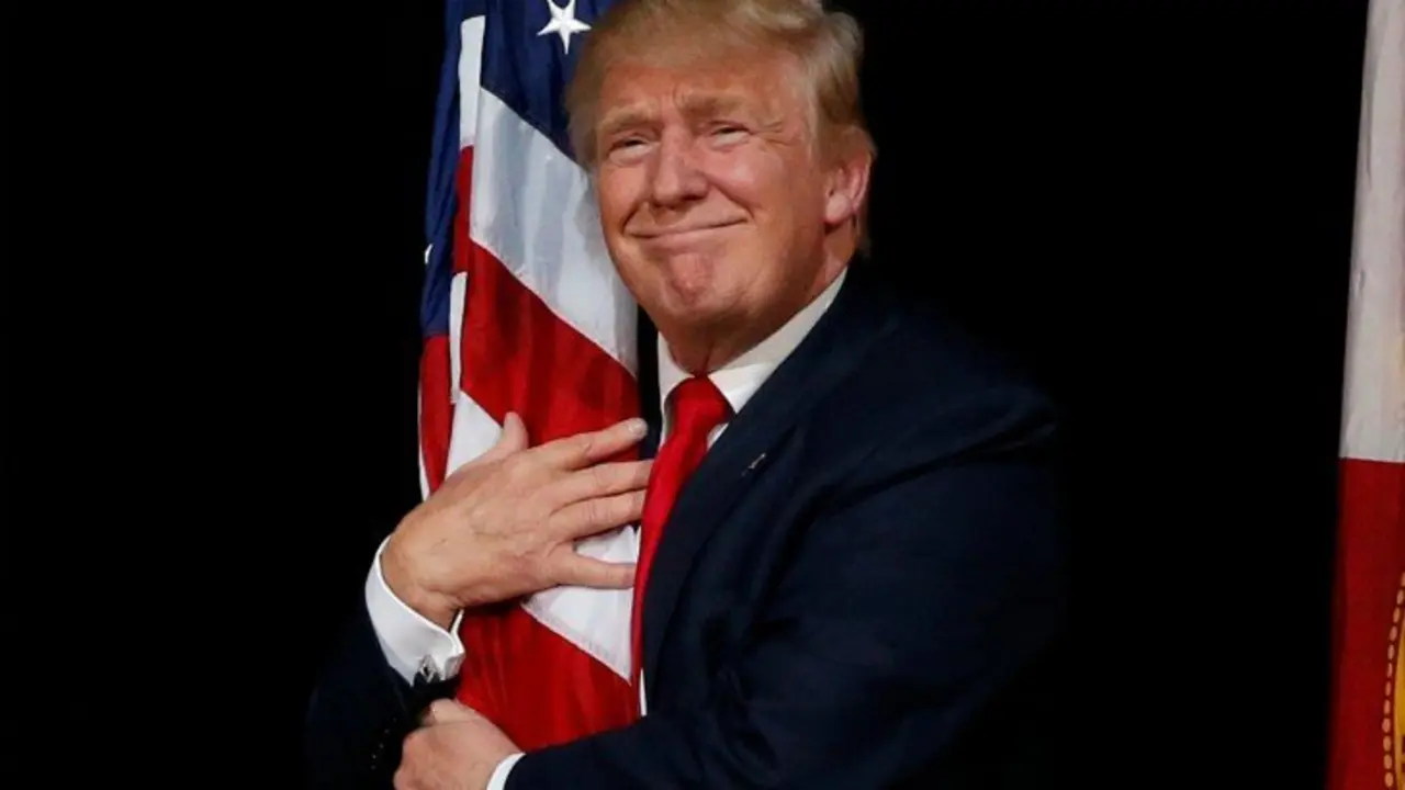 Donald Trump, presidente de Estados Unidos, abraza la bandera de su pa&iacute;s. / NY Daily News