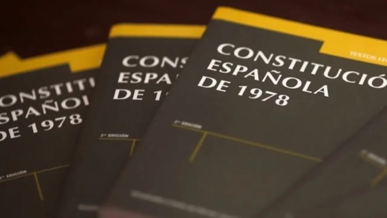 Ejemplares de la Constitución española. / RR SS