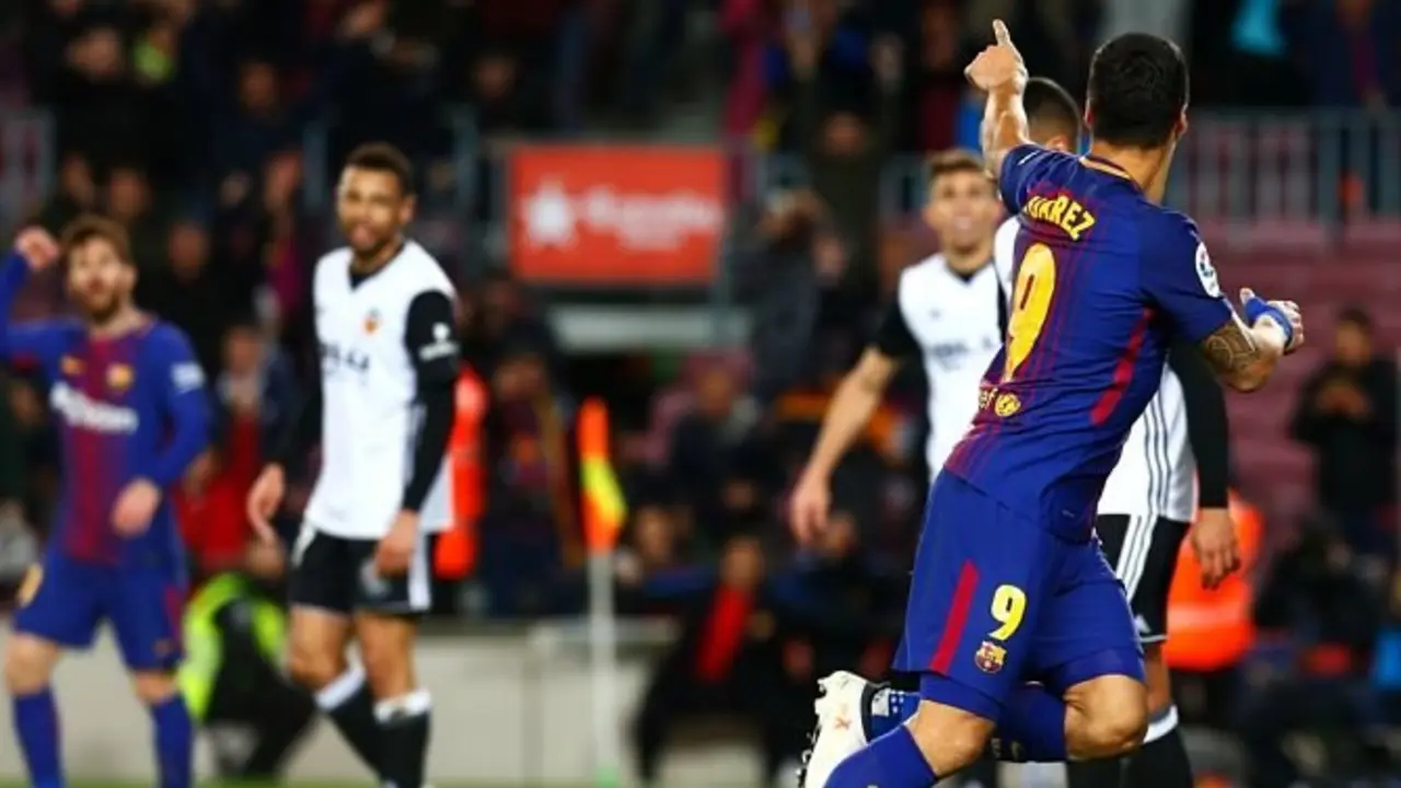 Luis Su&aacute;rez celebra su gol tras pase de Messi.