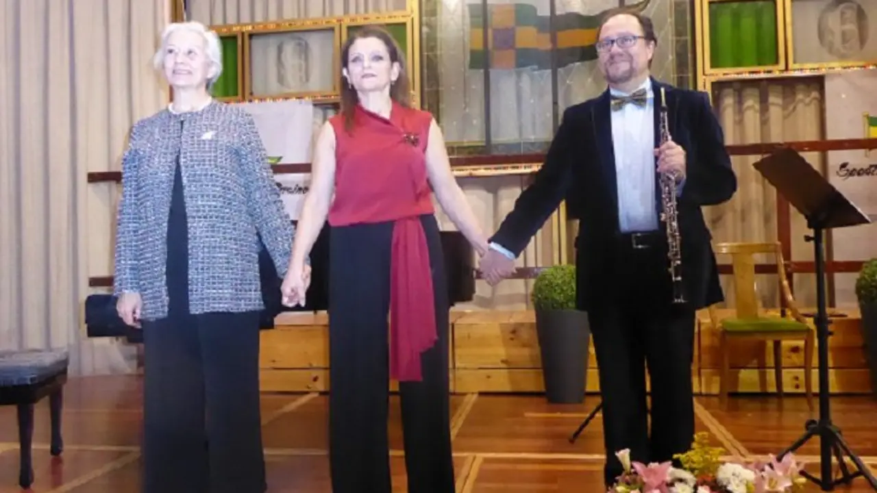 Margarita,M&ordf; Jos&eacute; y Juan saludando al p&uacute;blico Mundiario