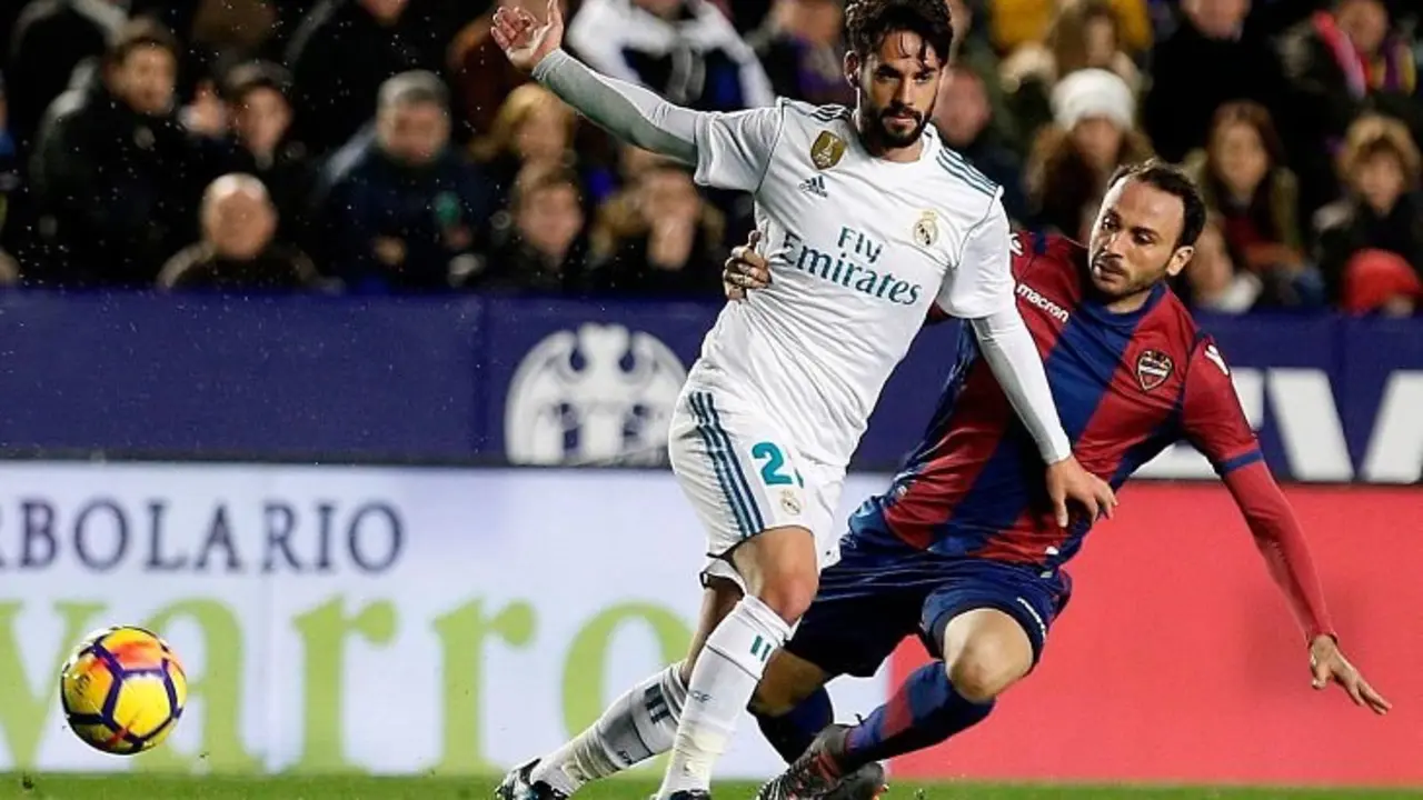 Isco ante la marca de un rival.