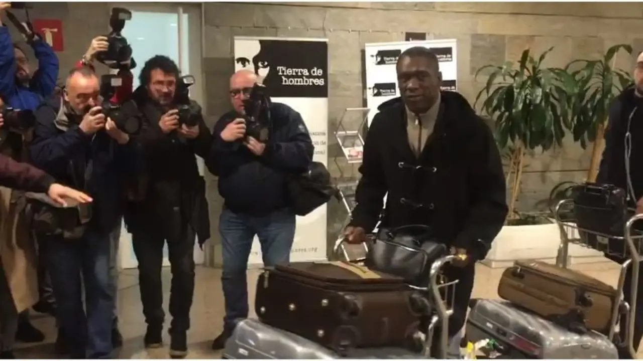 Seedorf, a su llegada al aeropuerto de Alvedro. /TVG