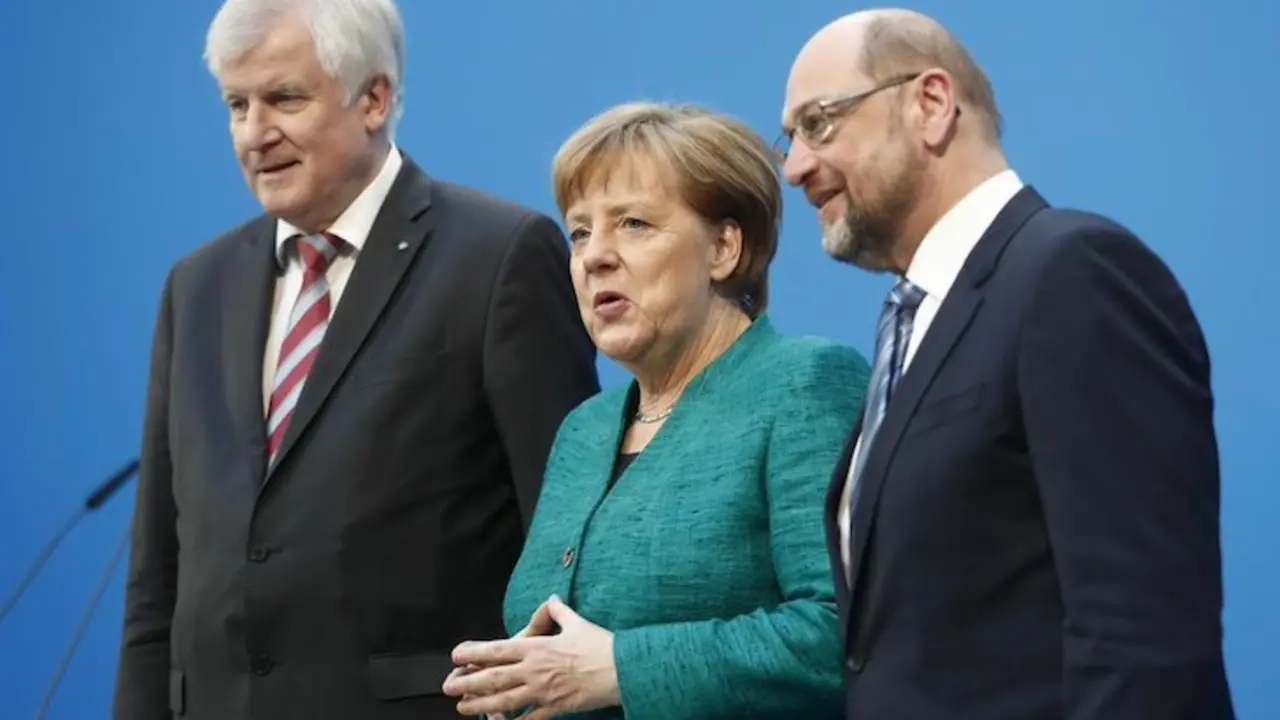 Horst Seehofer (izq.), Angela Merkel (centro) y Martin Schulz  (der.). / Twitter