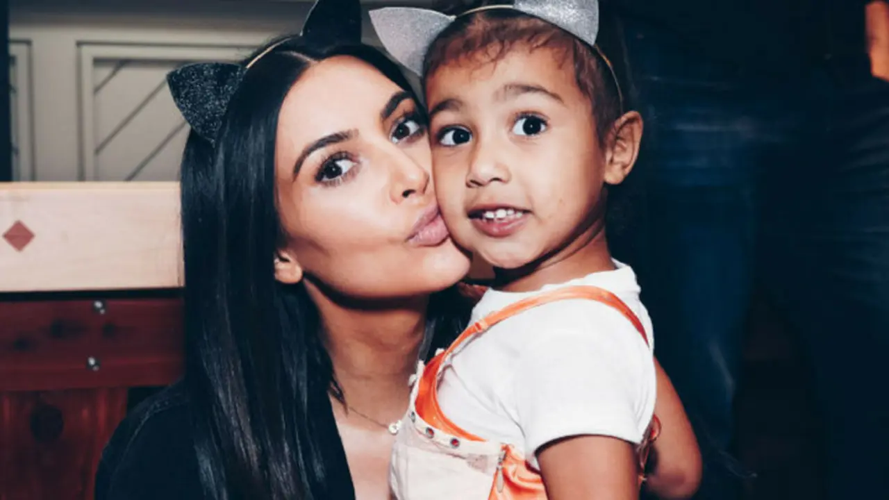 Kim Kardashian, empresaria, con su hija North West. Instagram.