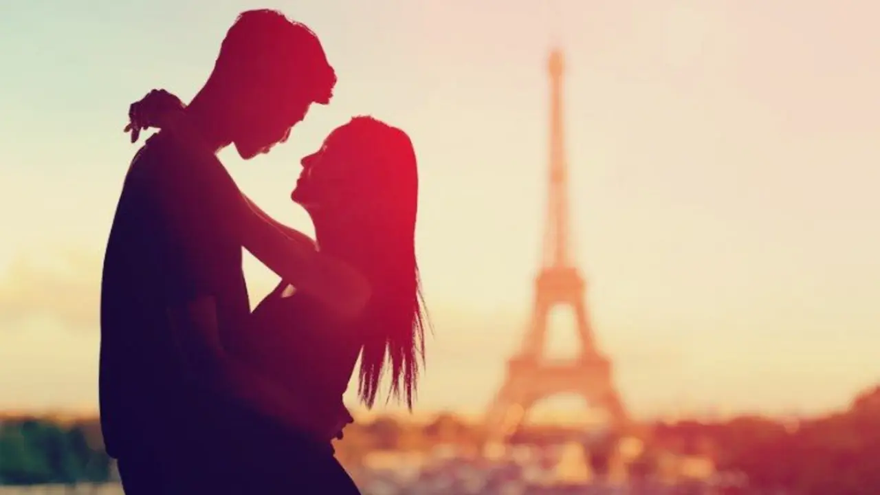 Pareja con la Torre Eiffel de fondo. / Pinterest