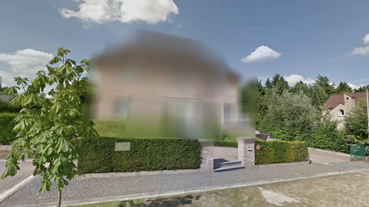 La mansión de Puigdemont en Waterloo, difuminada en Google Maps. / Mundiario