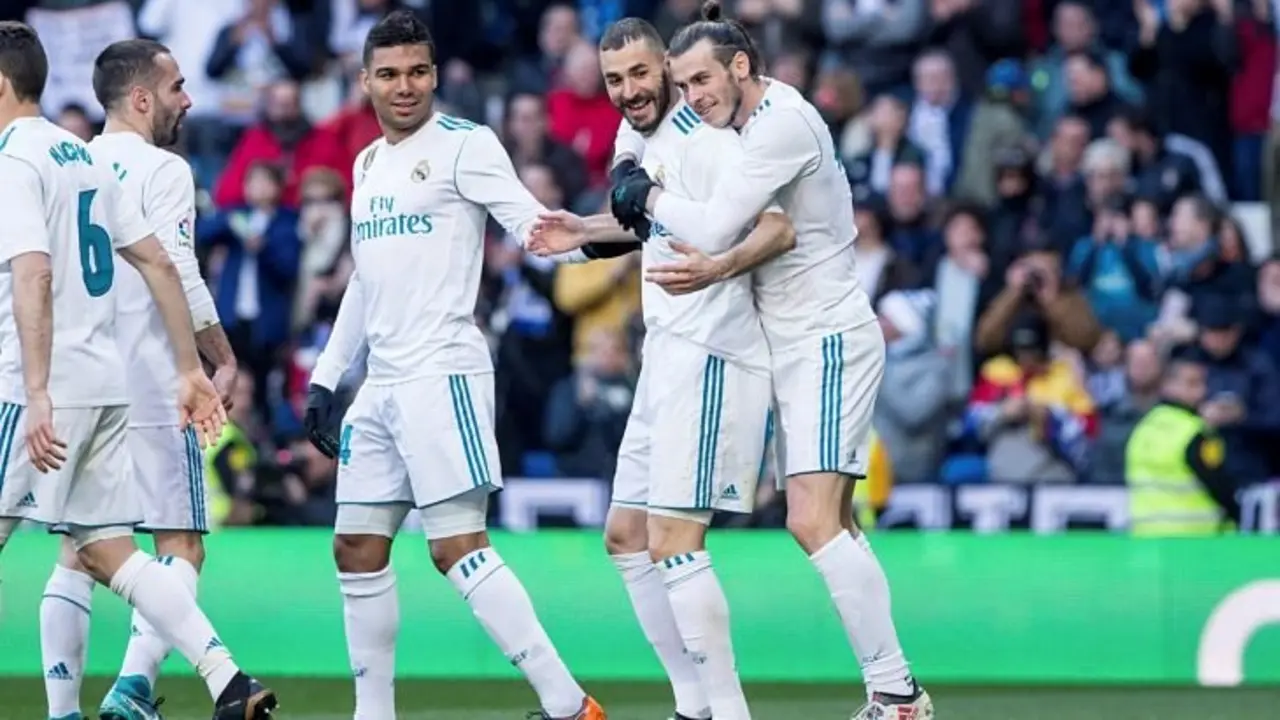 Bale celebra el gol de Benzama junto a Casemiro_opt