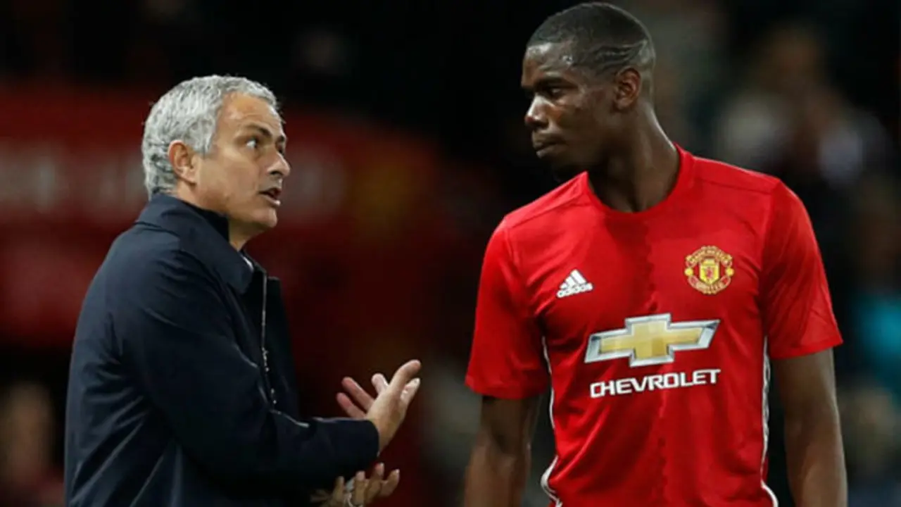 Discusi&oacute;n entre Jos&eacute; Mourinho (izquierda) y Paul Pogba (derecha). /Google
