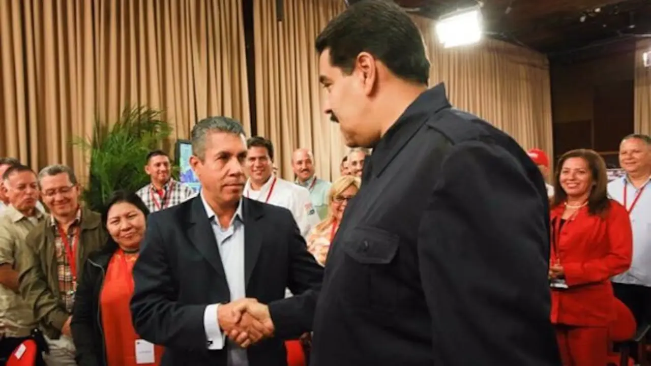 Henri Falcon saluda a Nicolás Maduro en un acto oficial. / Twitter