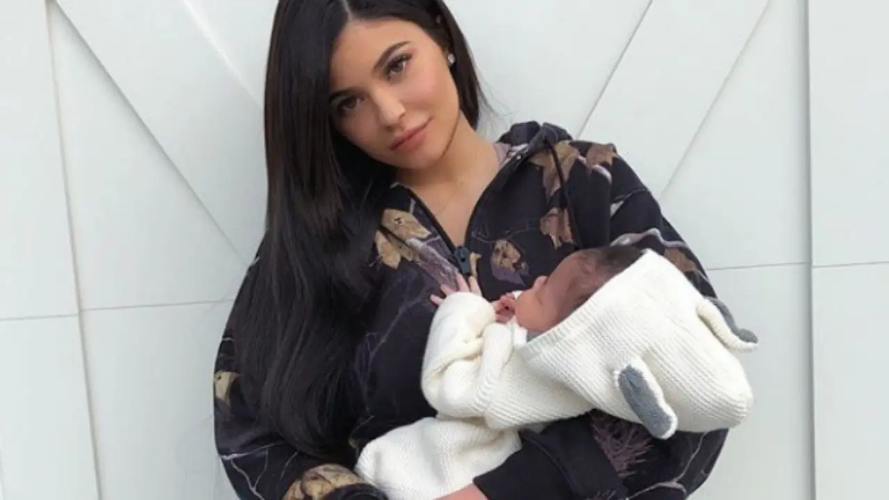 Kylie Jenner, empresaria, junto a su hija Stormi. Instagram 