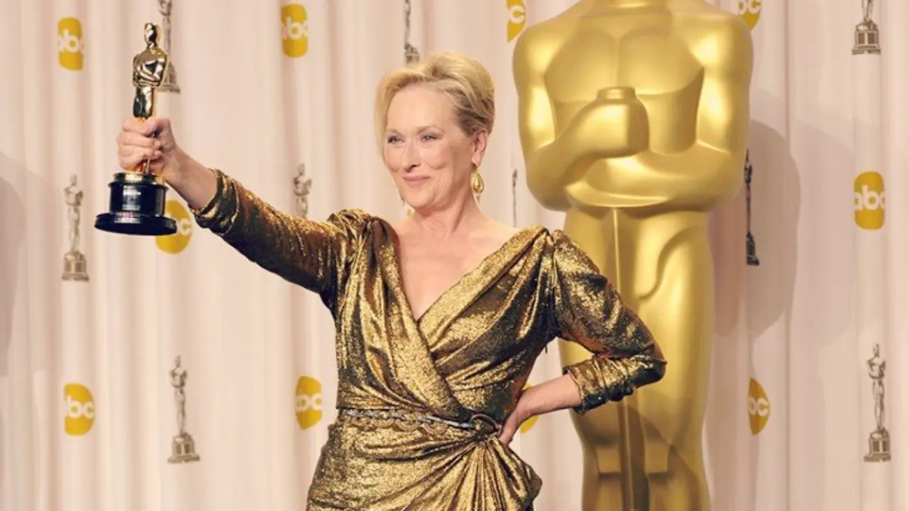 Meryl Streep mostrando su premio como Mejor Actriz en 2012. / RR SS
