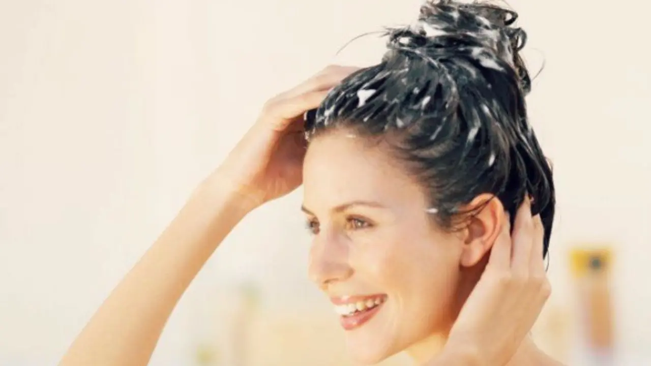 Una mujer con una mascarilla para el cabello.  RR SS