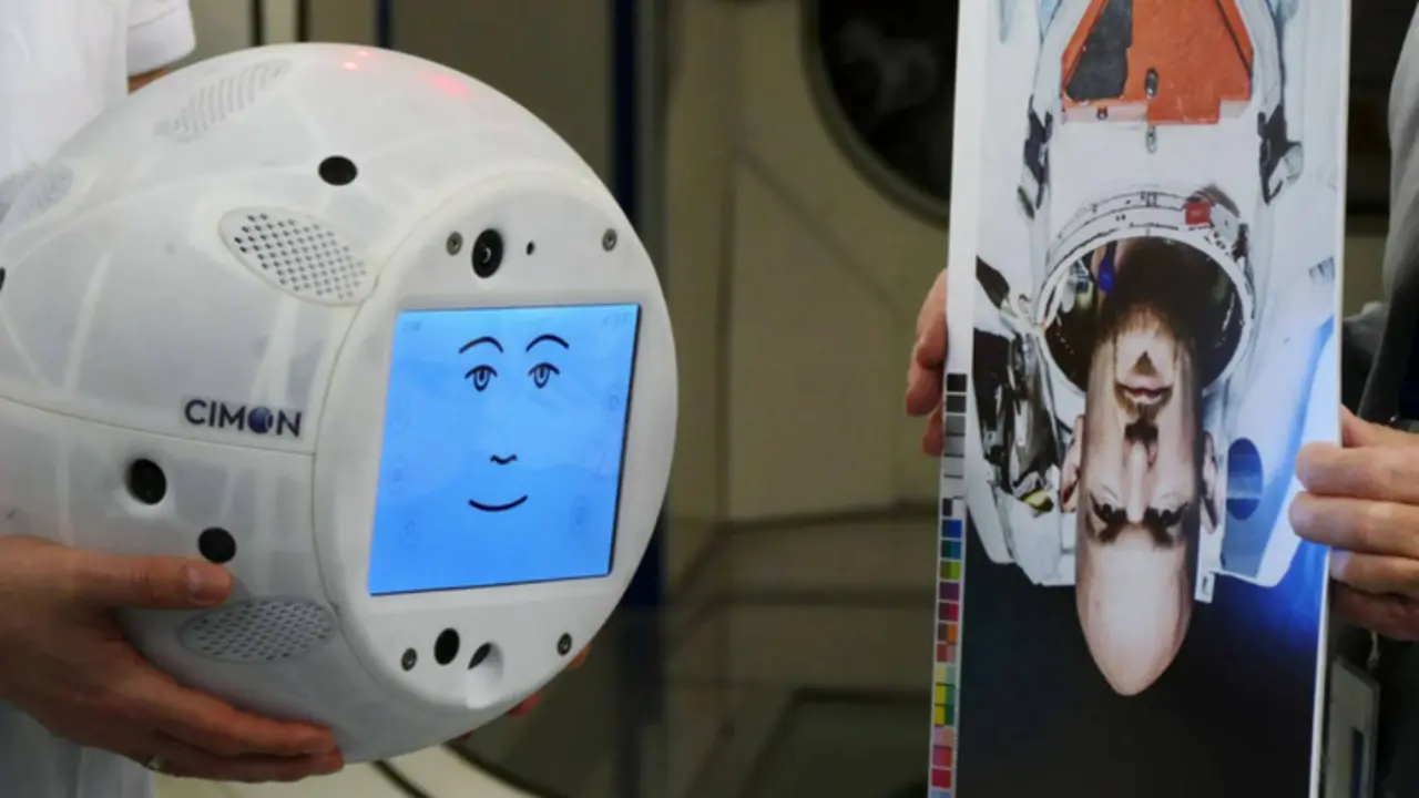 CIMON estudiando al astronauta que acompa&ntilde;ar&aacute; a la estaci&oacute;n espacial. Airbus.