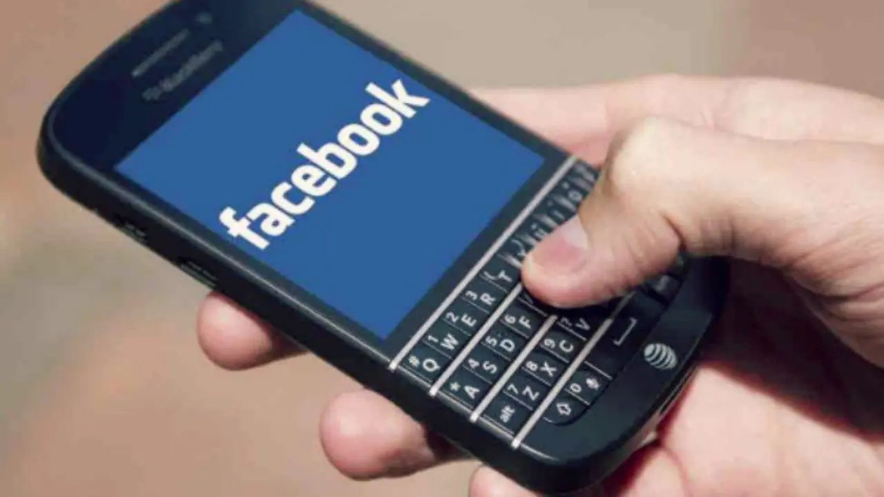 Facebook en un dispositivo BlackBerry. / RR SS