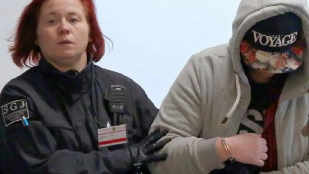 Algunos acusados se cubrieron la cara con ropa durante el juicio. / EPA