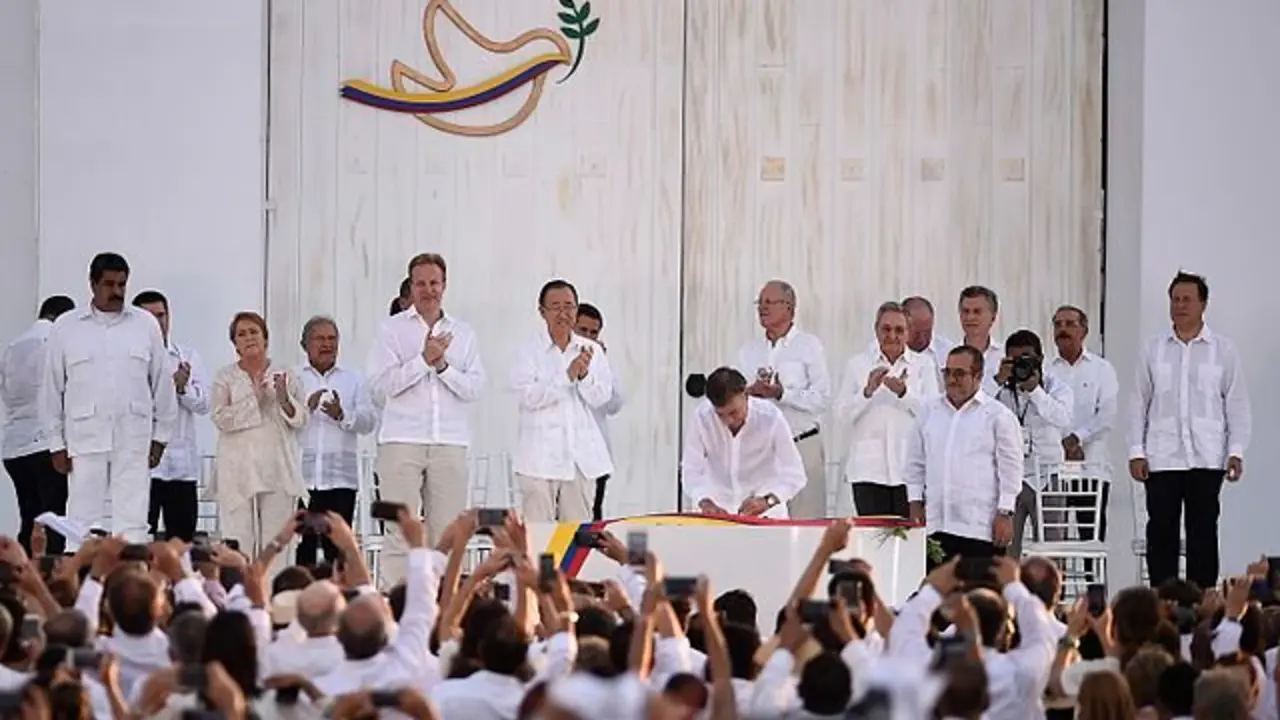 Ceremonia de firma del acuerdo final de paz entre el Gobierno de Colombia y la guerrilla de las FARC el 26 de septiembre de 2016. / Wikipedia.