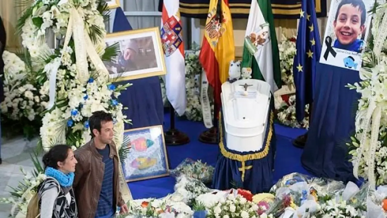 Patricia Ramírez y Ángel Cruz, padres de Gabriel, en la capilla ardiente del niño. / La Voz de Almería