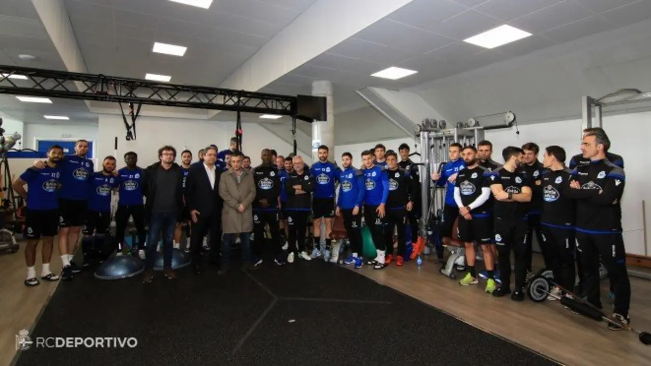 El alcalde de A Coruña protagoniza un acto con la plantilla del Deportivo. / RCD
