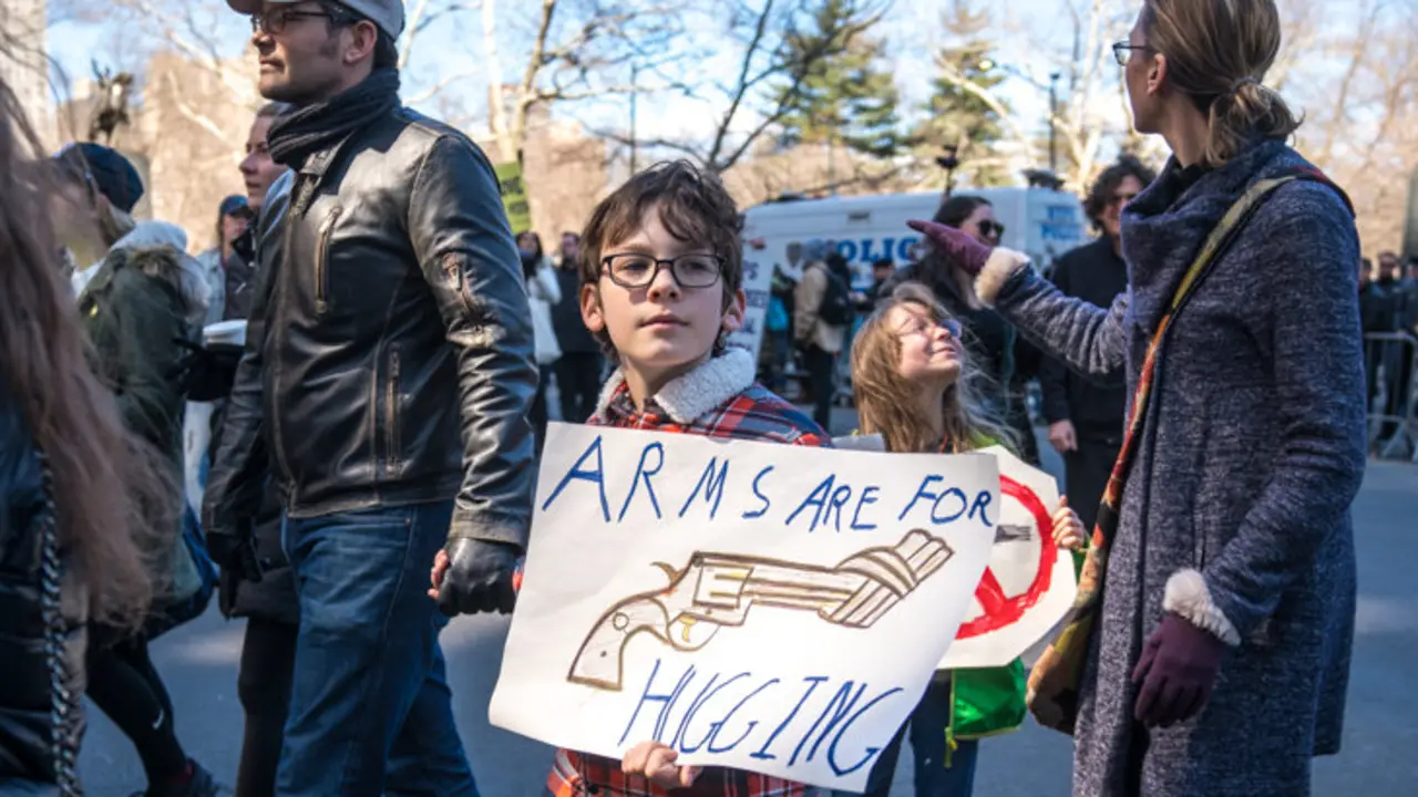 Una familia participa en la marcha de Nueva York. El cartel es un juego de palabras en ingl&eacute;s porque Arms significa armas pero tambi&eacute;n brazos. Foto: Enrique Shore