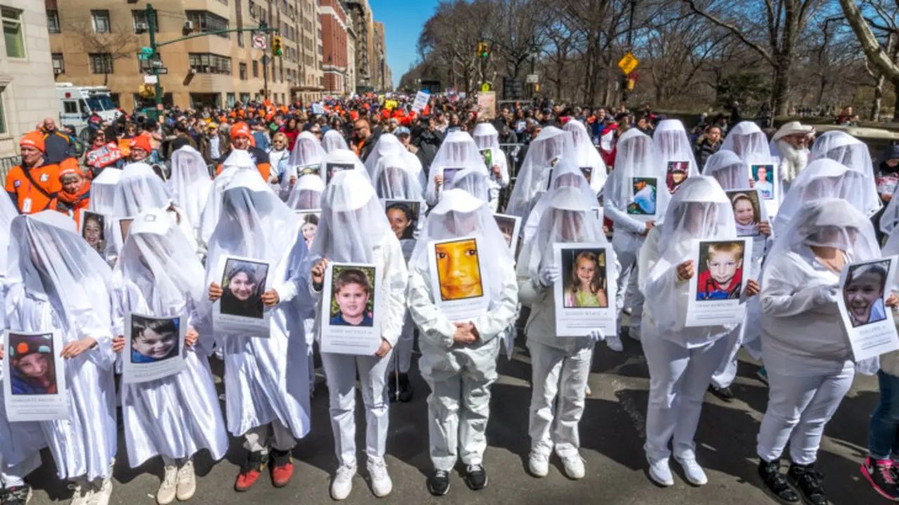 Manifestantes llevan fotos de estudiantes asesinados durante la Marcha por Nuestras Vidas en Nueva York - Foto: Enrique Shore