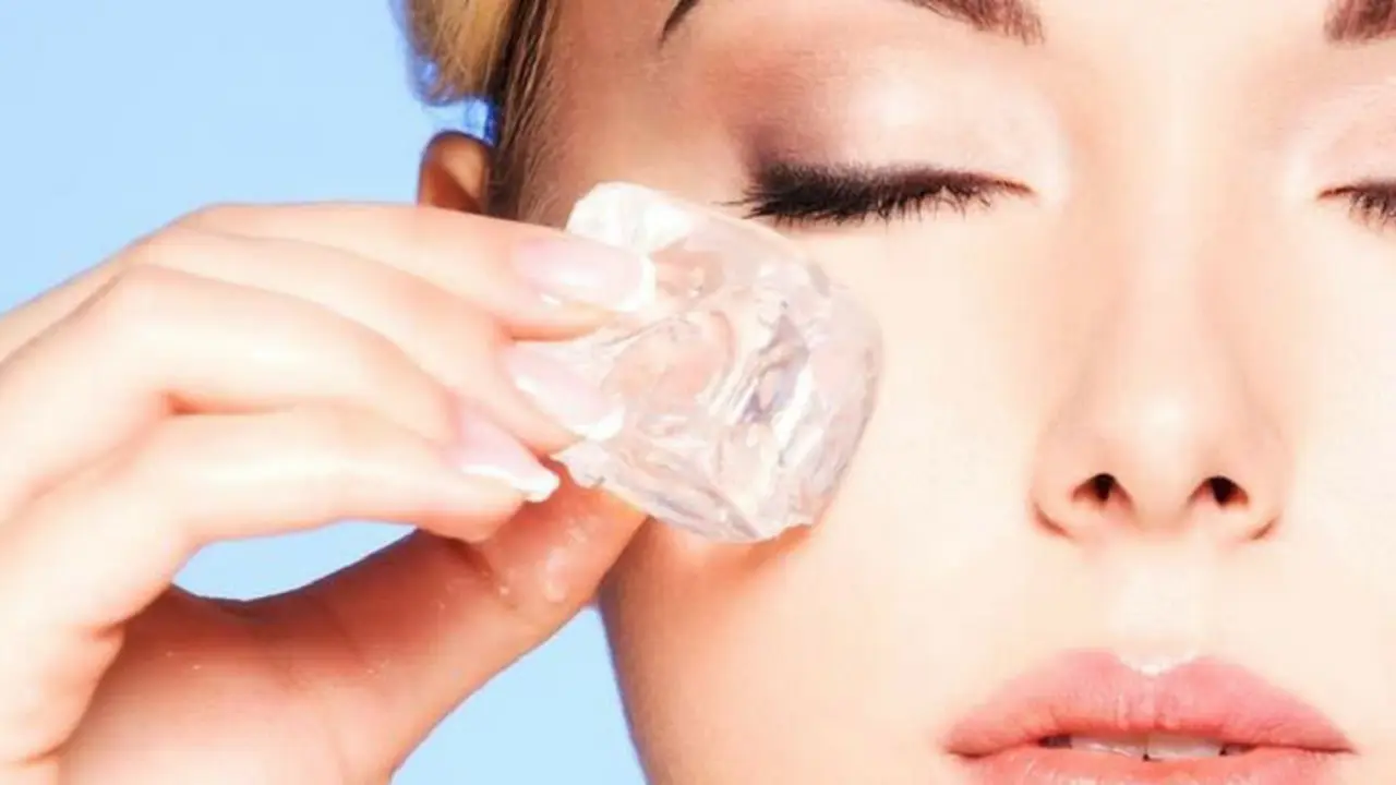 Mujer con un cubo de hielo. RR SS.