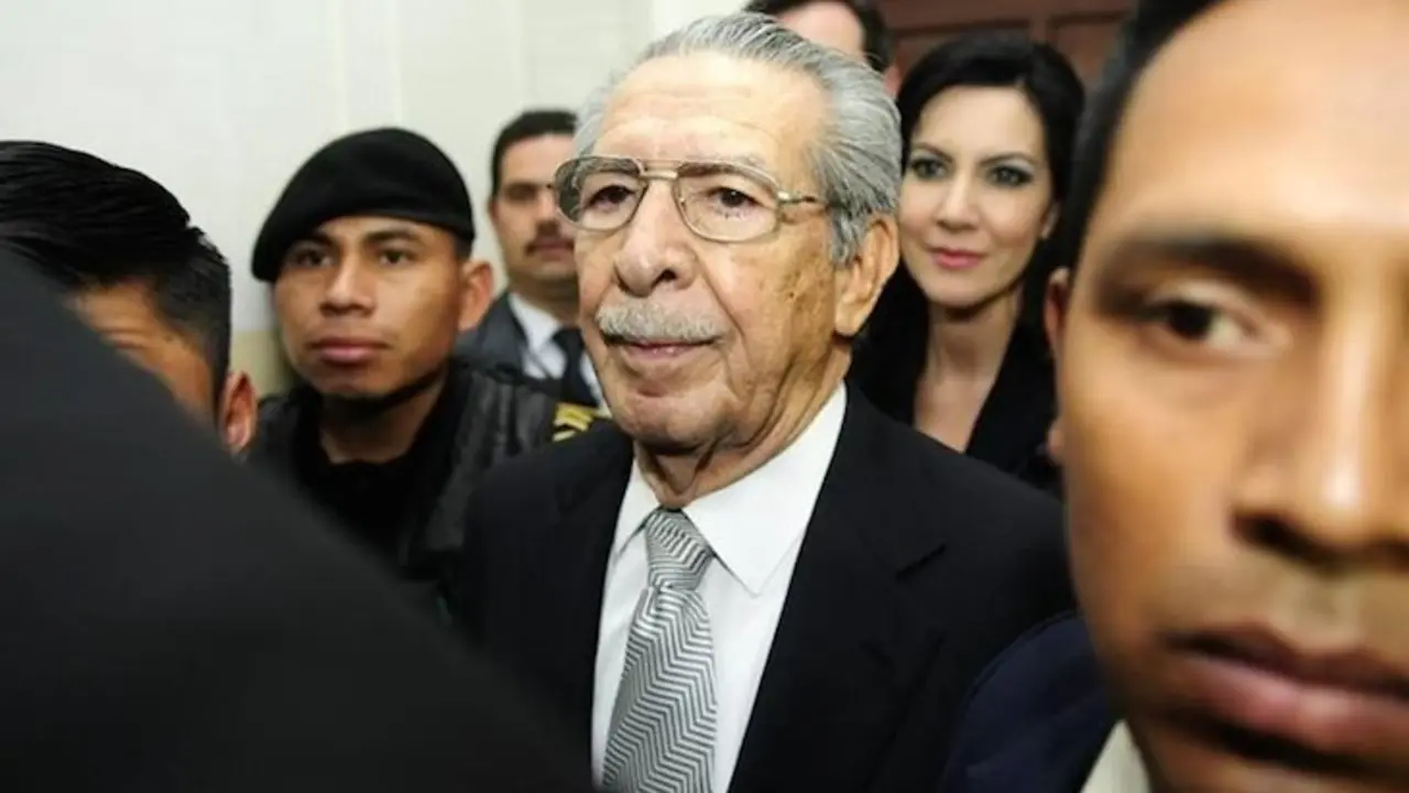 Efraín Ríos Montt a la salida de una sala de tribunales. / Twitter-Prensa Libre.