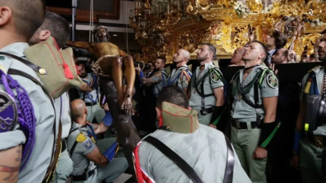 Relevo del Estandarte del Cristo de la Buena Muerte y  traslado a su trono procesional. / @Defensagob