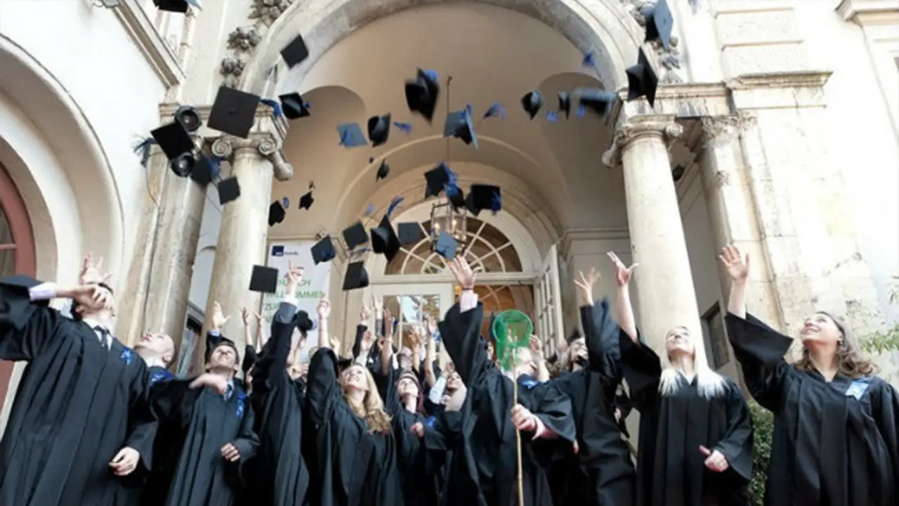 Graduacion en la universidad. / RR SS.