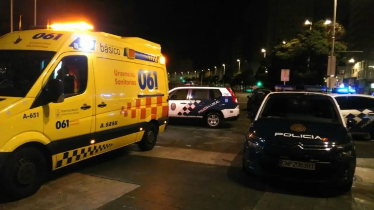 Veh&iacute;culos policiales y de efectivos sanitarios en el Paseo Mar&iacute;timo de A Coru&ntilde;a. / @PCivilCoruna