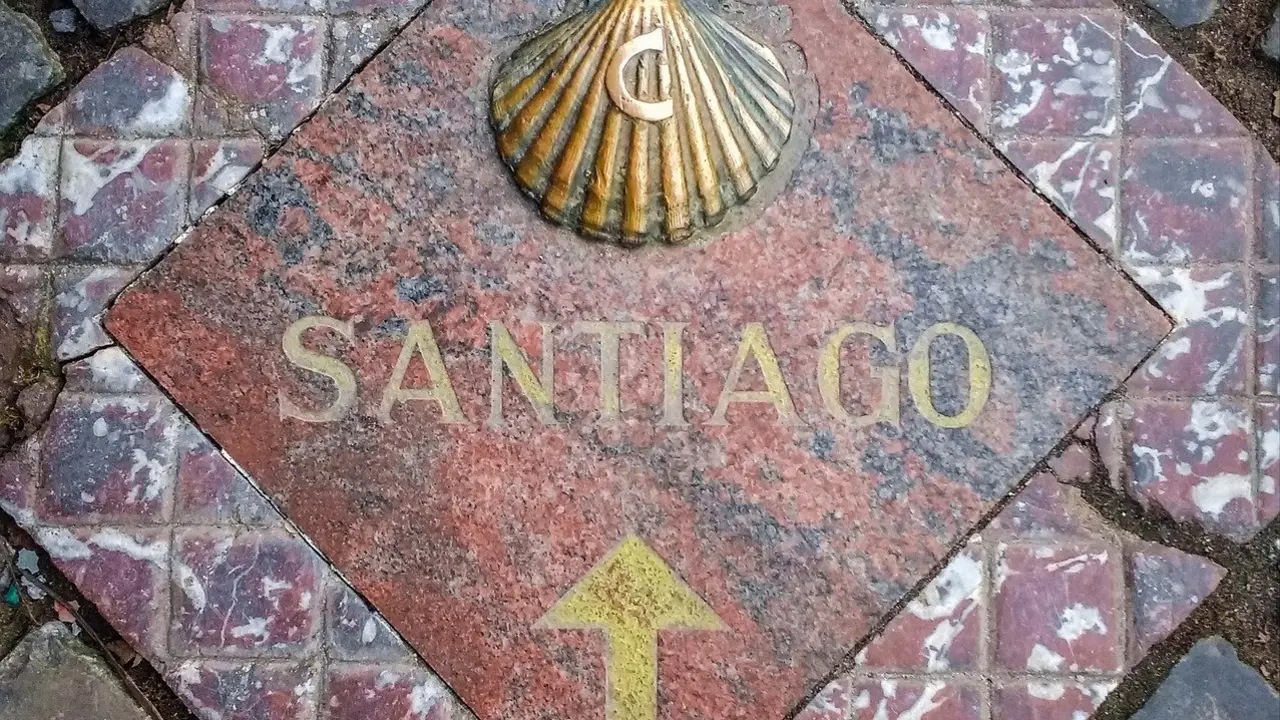 La flecha amarilla del Camino de Santiago.