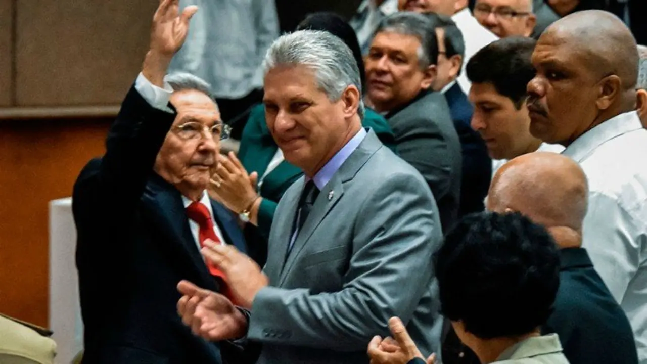Ra&uacute;l Castro y Miguel D&iacute;az-Canel, este mi&eacute;rcoles en la Asamblea Nacional de Cuba. / El Pa&iacute;s