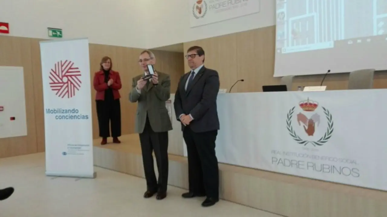Eduardo Ace&ntilde;a, junto a Julio Abalde, rector de la USC, recibe el galard&oacute;n por los cien a&ntilde;os de trabajo de Padre Rubinos. / UDC