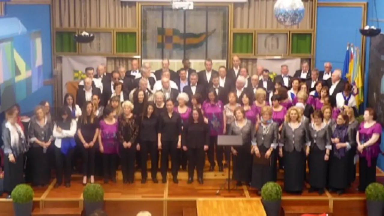 Las tres corales unidas cantando "Ay, linda amiga". / Mary Carmen Calvi&ntilde;o