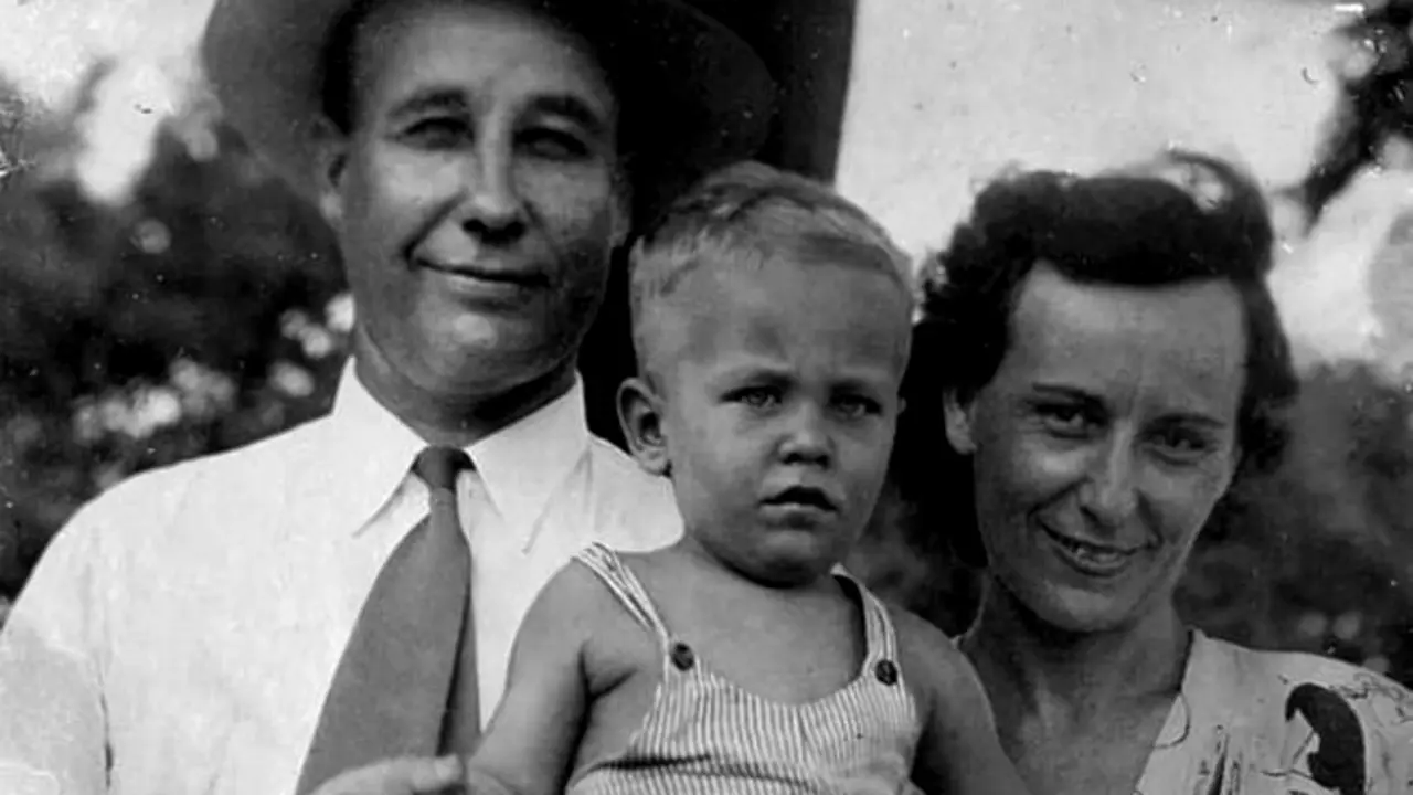 El peque&ntilde;o Richard Ford junto a sus padres