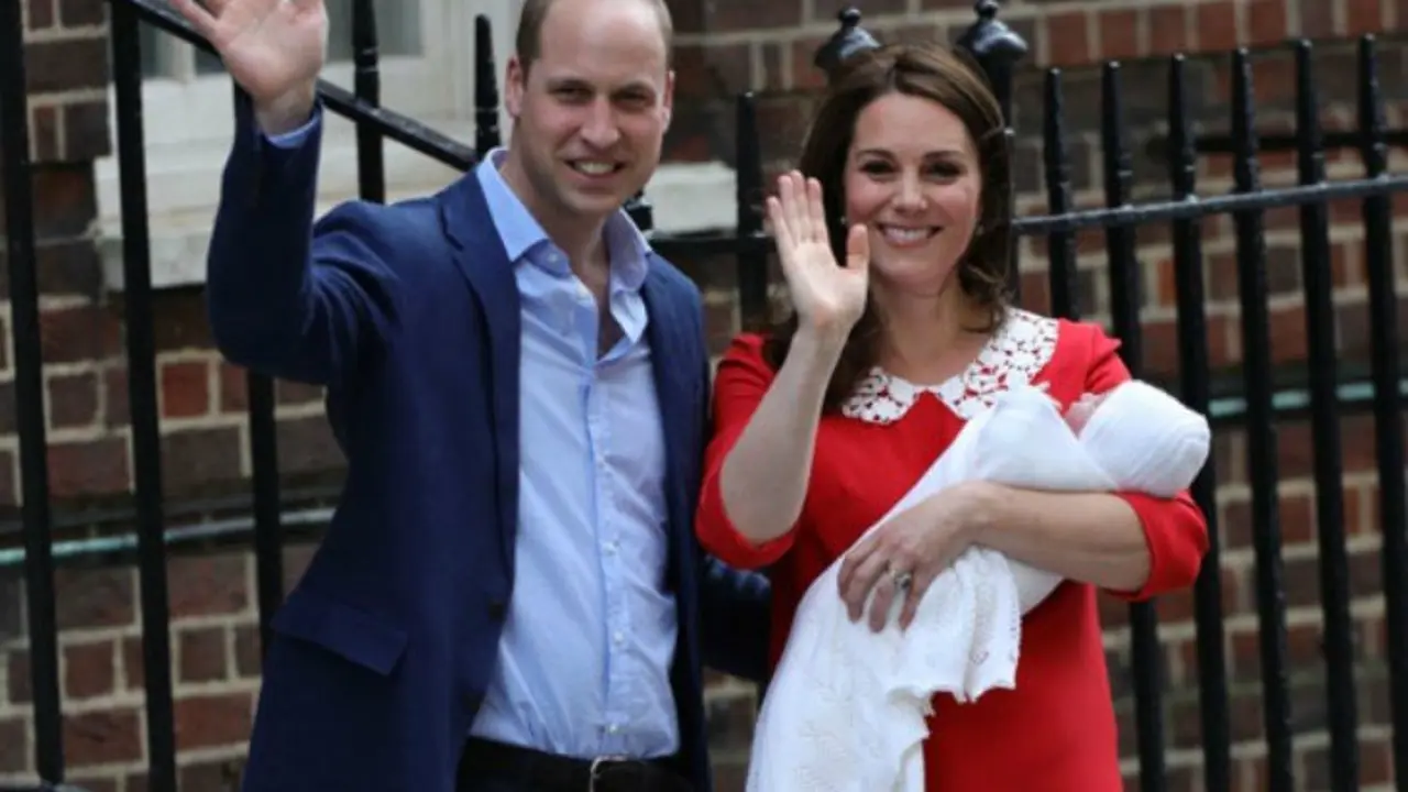 El pr&iacute;ncipe Guillermo con su esposa Kate Middleton y su hijo reci&eacute;n nacido. RR SS