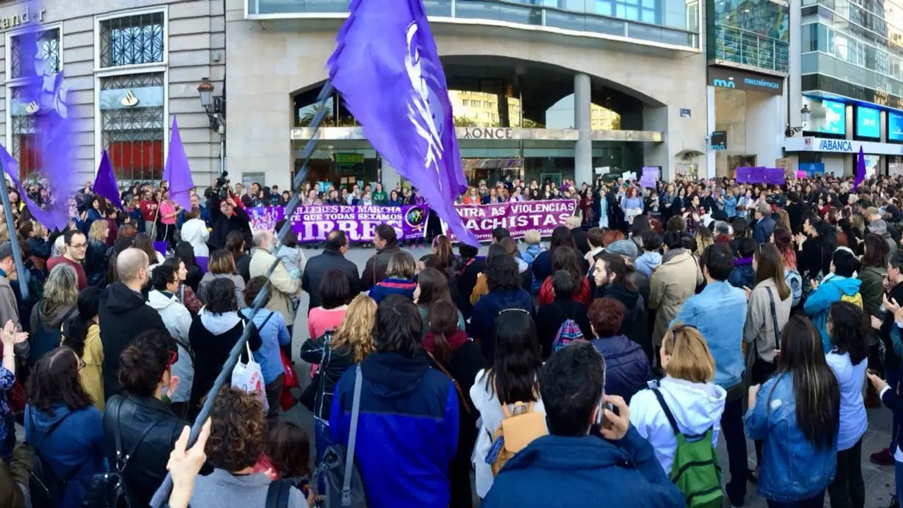 La concentraci&oacute;n convocada en el Obelisco de A Coru&ntilde;a cont&oacute; con unos 2.000 asistentes. / Xurxo Lobato