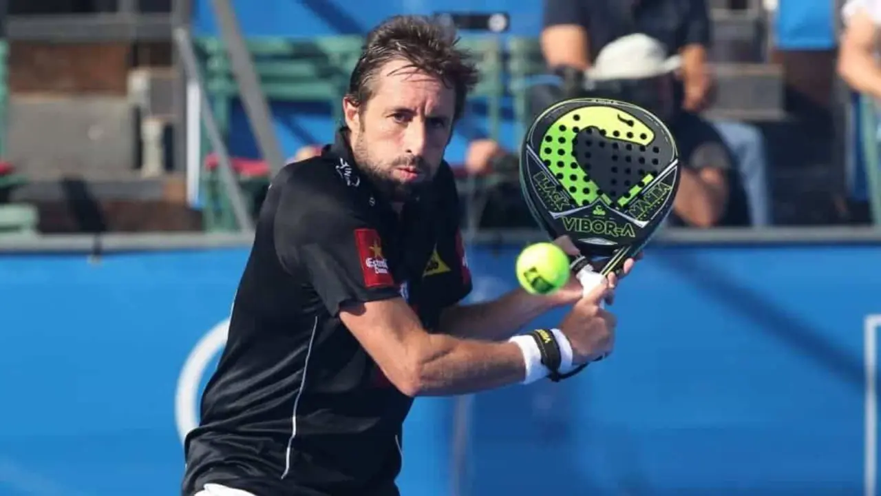 Un jugador de p&aacute;del.