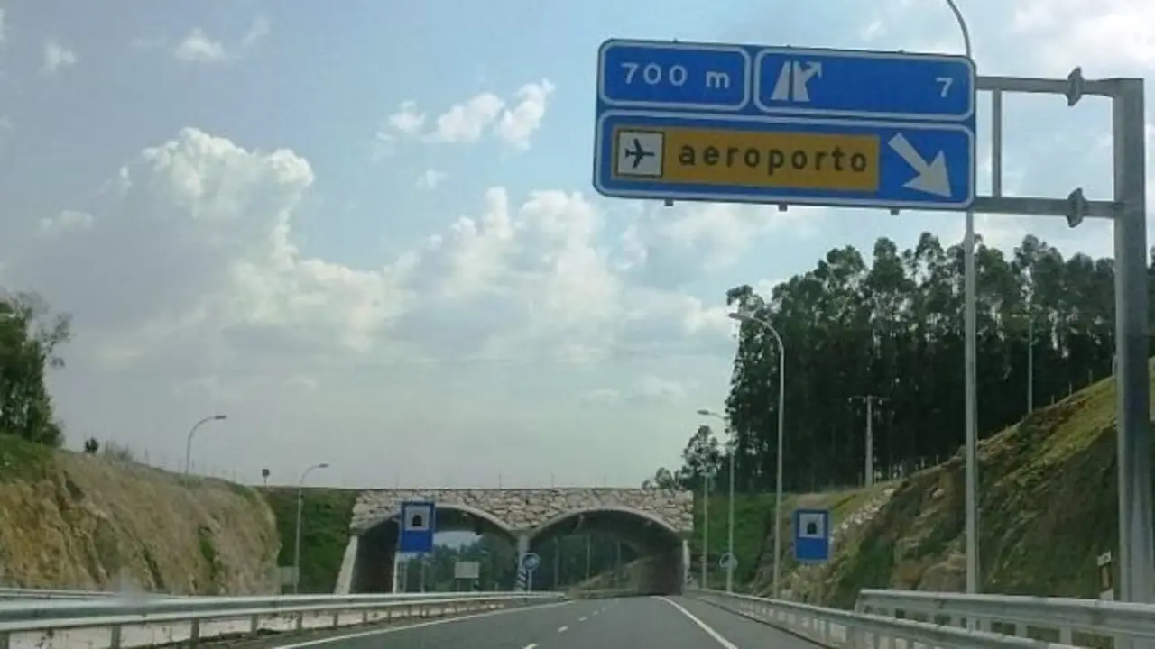 Acceso al aeropuerto de Alvedro desde la autovía.