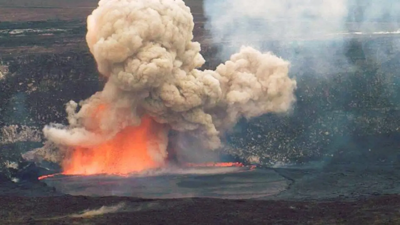 Volc&aacute;n Kilauea en erupci&oacute;n, Haw&aacute;i. / X