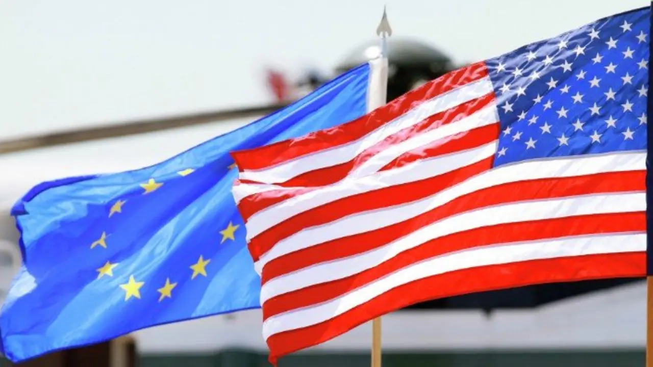 Banderas de Europa y EE UU. / RR SS