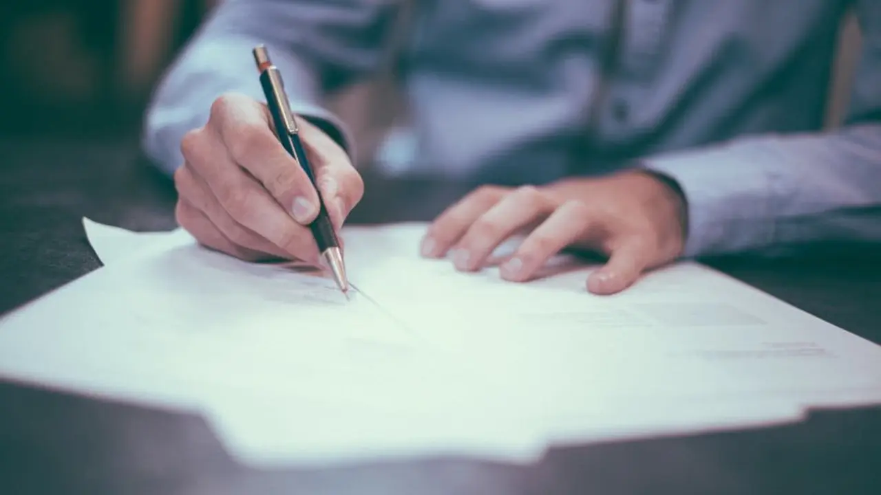 Joven escribiendo. / Infoempleo