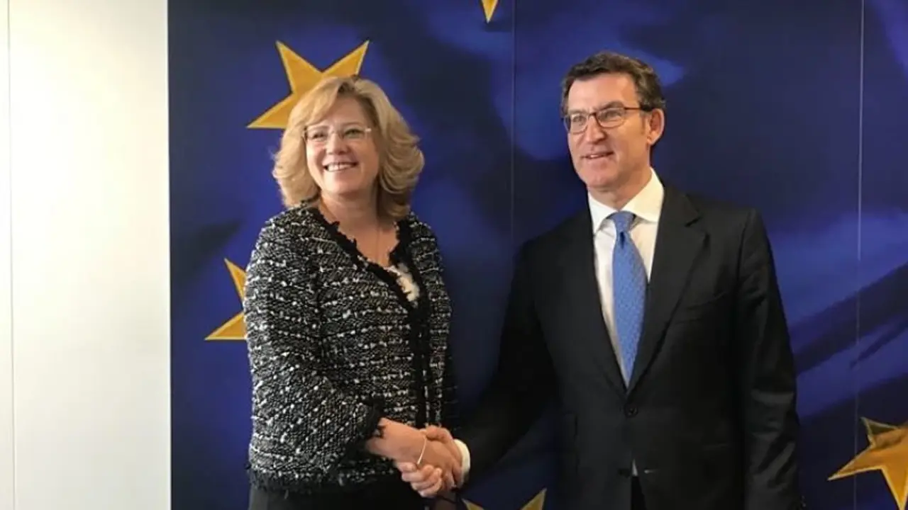 Corina Cretu y Alberto Núñez Feijóo. / Mundiario