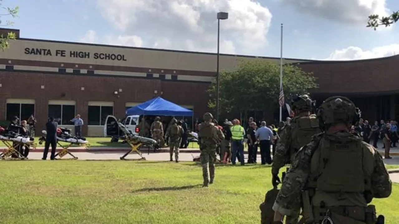 Autoridades a las afueras del Instituto Santa Fe, luego del tiroteo en Texas. / Twitter @ABC