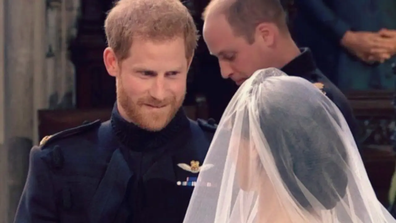 El pr&iacute;ncipe Harry recibiendo a su esposa Meghan Markle en el altar. RR SS 